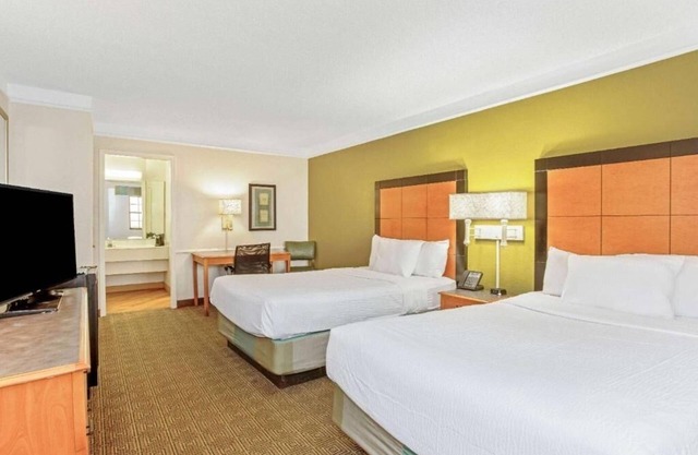La Quinta Orlando Airport West | 2 Double Deluxe | Great for Families | Pool
