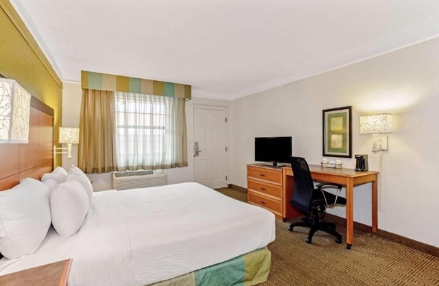 La Quinta Orlando Airport West | Deluxe King | Free Parking & Breakfast