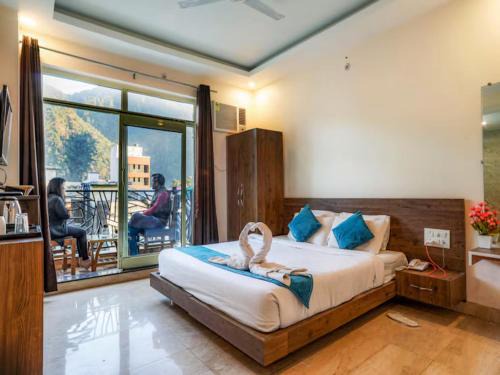 LA Riqueza Pride Inn # Customer's Favourite Hotel in Tapovan #Free use of Swimming Pool & Gym # Mountain View Rooms # Close to Lakshman Jhula # Free Parking