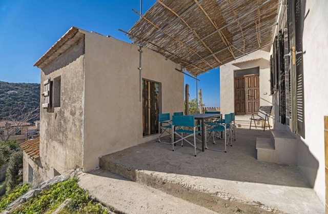 Small Villa La Scogliera del Calello with sea view in the center of the village of Pomonte, 500 mete