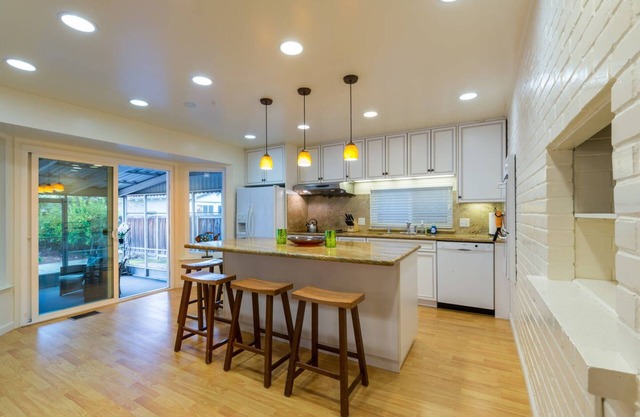 LA: Spacious + Comfortable in Palo Alto
