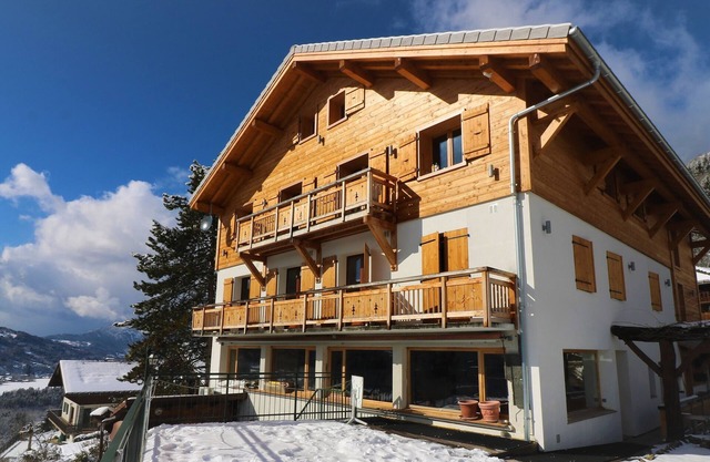 Apartamento con jacuzzi, vistas al sur, a 5 minutos en coche de las pistas.