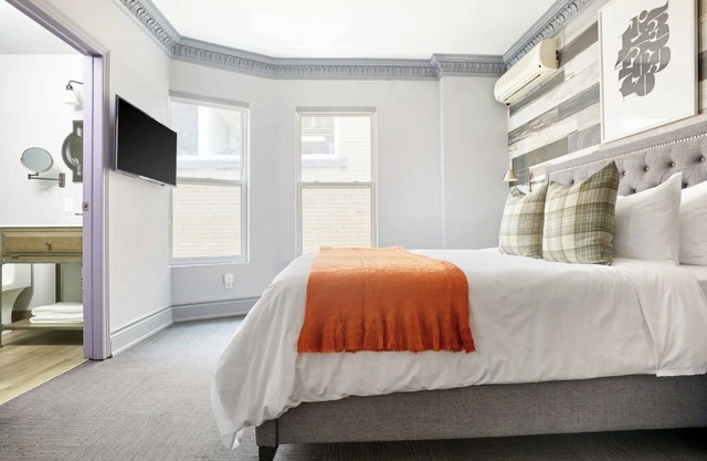 La TUMU is a charming and unique boutique rooms located in downtown Toronto.