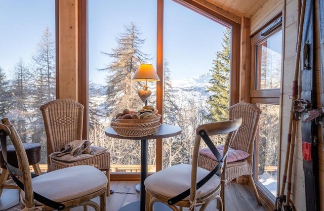 La vente en poupe : Luxury chalet (11p). 5 bedrooms and 3 bathrooms. In the centre of Vallandry, with a beautiful view