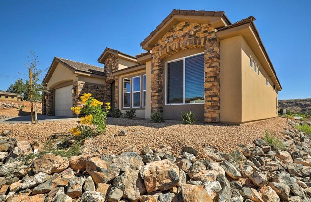 La Verkin Home with Hot Tub, Kayaks, and Bikes!