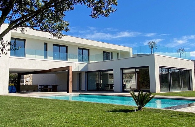 La Villa Blanche (heated, air-conditioned swimming pool and numerous activities)