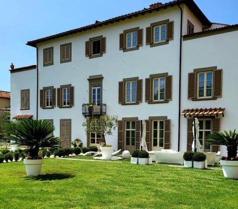 LA VILLA APARTMENTS - Convenient for Sardinia and Corsica - 4-5 beds -Private Parking included with Camera