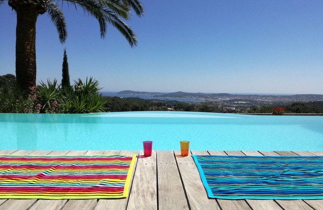 ¡Vista panorámica de la piscina climatizada privada 'LA VILLA COURTINE'!