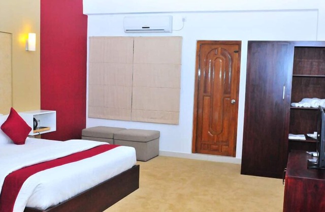 Laa Adams The Luxurious Living