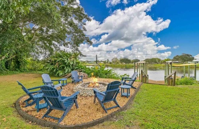 LaBelle Vie, "Riverfront Serenity" & Bamboo Trails on 3+ acres.