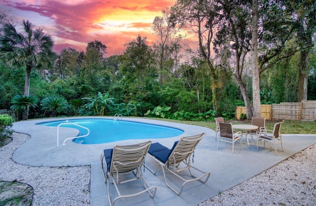 SUMMER SPOT! Luxe Poolside Escape Grill In Julington Creek~Sleeps 10