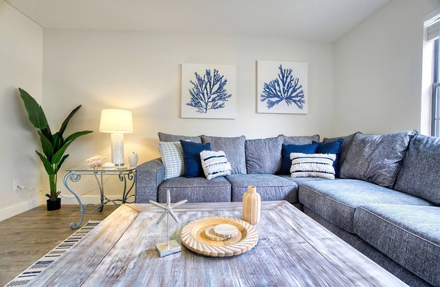SUMMER SPOT! Luxury Retreat Grill Beach & Downtown~Sleeps 12