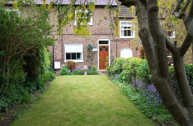 Laburnum Cottage. Long enclosed dog friendly garden leading to the beck.