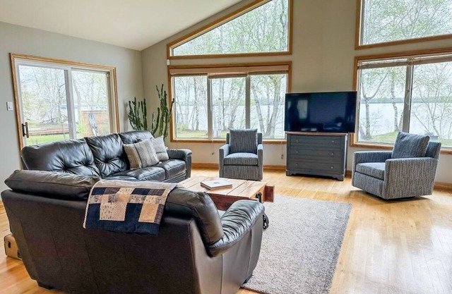 Lac du Lakehouse - Spacious 3bdrm, 2bath Waterfront home on Wpg River in LDB