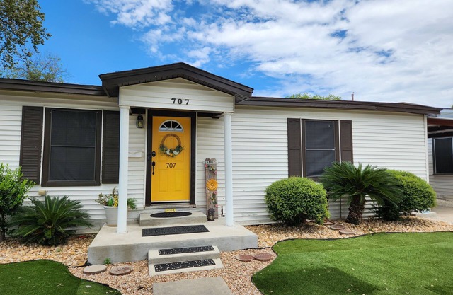New Listing Landscaped Beauty close to Riverwalk the Alamo Missions Lackland BMT