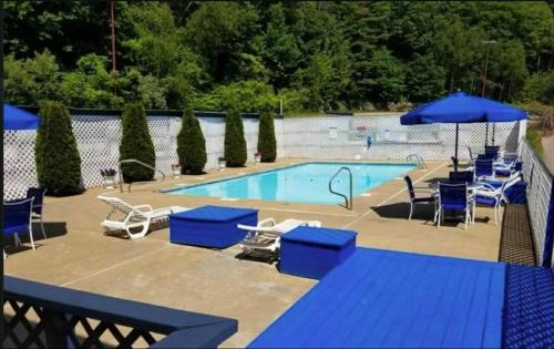 Laconia Vacation Spot, Pool ,Free WiFi & Parking at 131 Lake Street