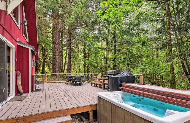 Ladybug Landing - Creekside w/ hot tub, pet friendly
