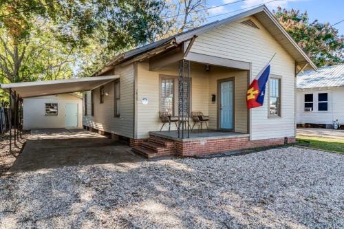 Lafayette Getaway-A cozy private bedroom close to downtown with shared spaces