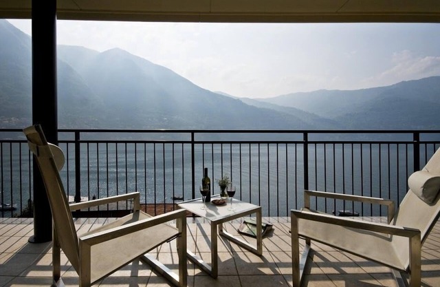 Apartamento ático con vistas panorámicas al lago, piscina compartida
