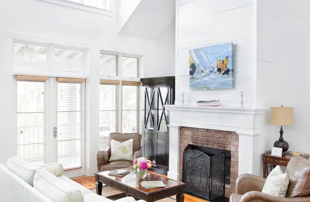 Lagoon View w/shared pool Cottage - Min from Downtown!