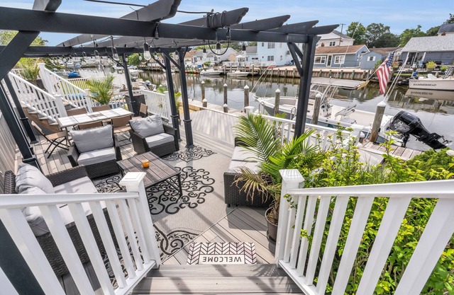 Lagoonfront Villa with hotub and dock! 15 min away from LBI- monthly