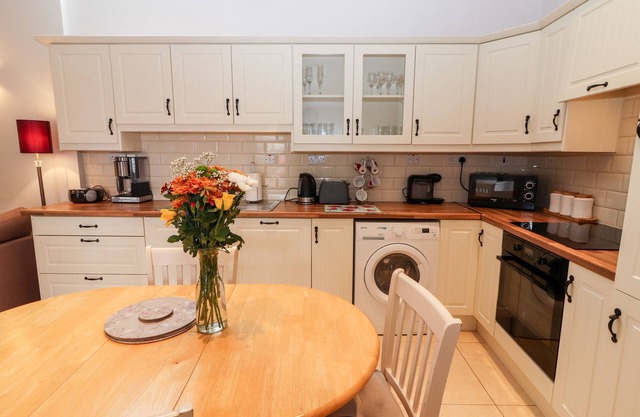 LAHARN COTTAGE, family friendly in Killorglin, County Kerry