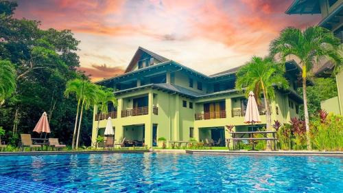 Laid-back Boho-chic Duplex Penthouse, sea and jungle views, AC