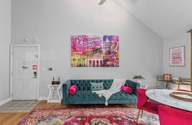 Conveniente City Loft - ¡Capacidad para 8 personas! 4 cómodas reinas!