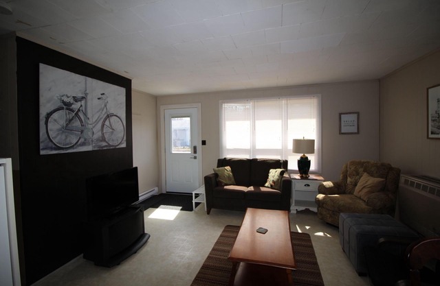 Laird Hideaways Unit 2 - steps from Southampton's beach & downtown