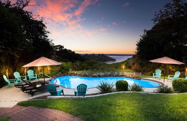 Lake Access! 10 Acre Retreat, Pool and Hot tub