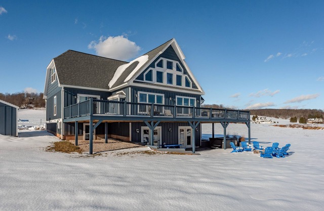 ¡Recién construido - hogar en el área de golf con acceso al lago con muchas comodidades del complejo!