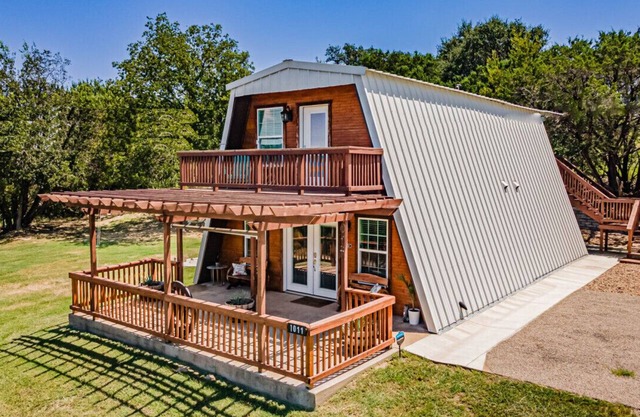 Lake Access ⛵️ Pool 🏖️ Private Patio 🦜BBQ 🌭 WiFi 💻 Free Parking 🏎️ Pet Friendly 🐾