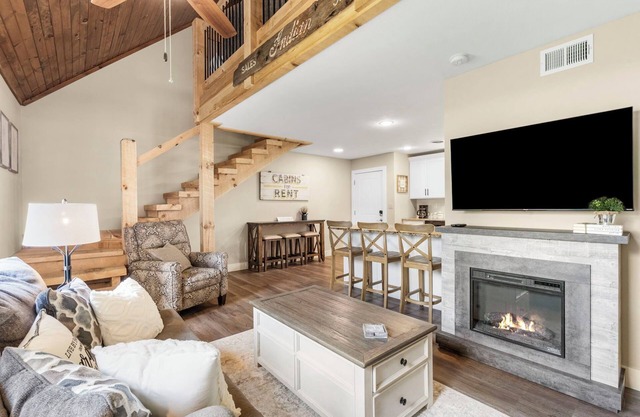 Lake Access- Rustic Hickory Haven