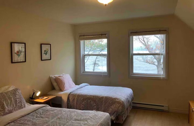 Lake Ainslie Beachfront Cottage