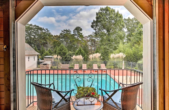 ¡NUEVO! Lake Allatoona Area Studio w / Pool and Views!