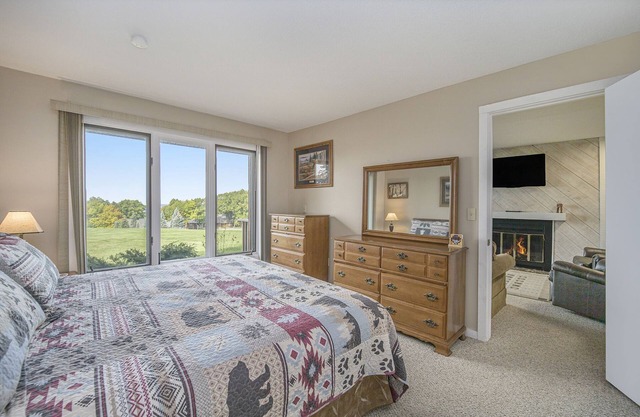 Lake Bellaire Sunset Views | Cozy 1 Bed Condo near Lakeview Hotel