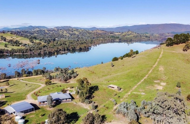 Lake Breeze Lakeside Holiday House