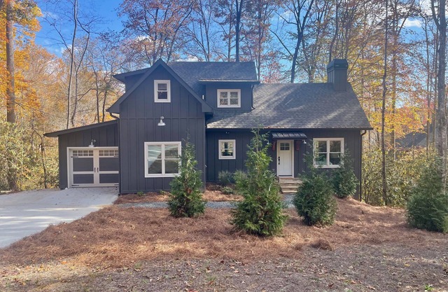 Lake Burton -brand new cabin, paddleboard, kayak, & firepit right on Dicks creek