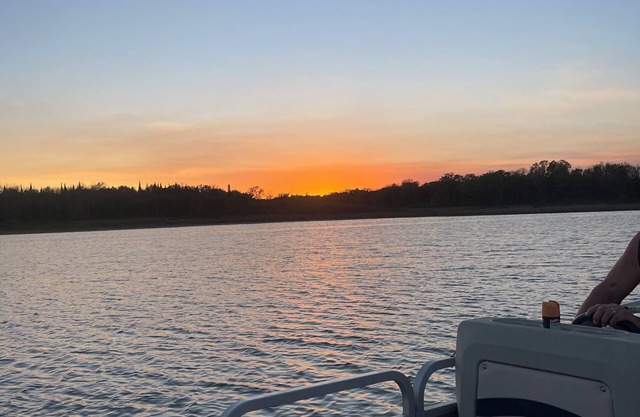 Lake cabin 2-bedroom sleeps 6. 1/2 mile from trails. Backus with private dock.