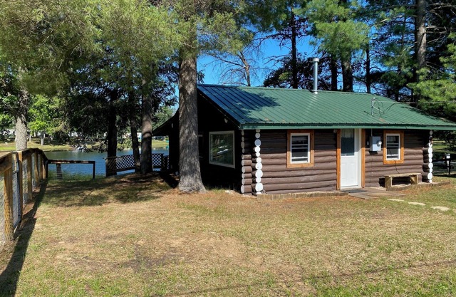 Lake cabin, indoor Pickleball court, access to ATV trails near Baldwin,MI ,