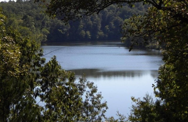 Cabaña del lago en el acantilado