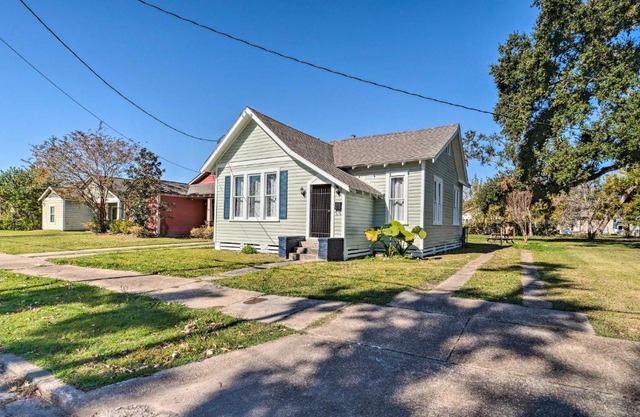 Lake Charles Cottage with Fireplace and Yard!