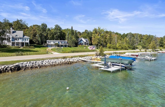 Lake Charlevoix lakefront, 3 bedrooms, sleeps 8