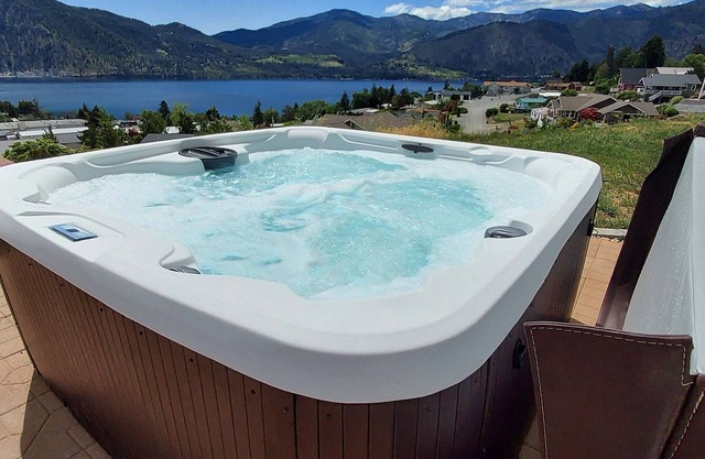 10% off last summer date! August 27-30. Pool/hottub; amazing Lake Chelan view!