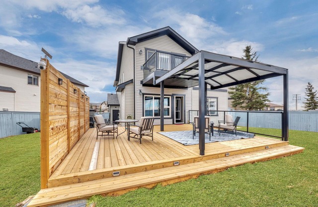 Lake Chestermere /Exsecutive Home, 5BR, Sleep 9 /Golf Course /Near Calgary