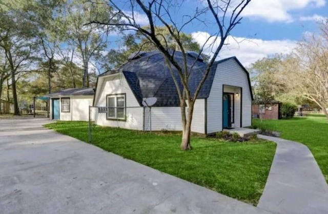 Lake Conroe Dome Home - 1.5 miles to Lake Conroe. Pet Friendly.