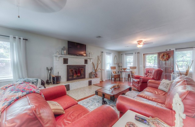 Lake Cottage - pet friendly, ample boat parking, close to Chicken Creek Ramp