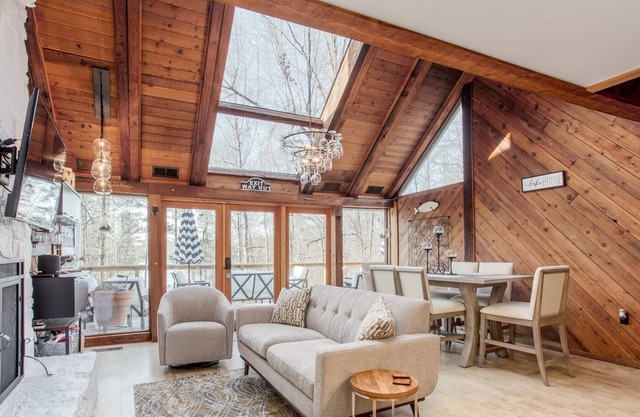 Lake Cottage- With Pontoon, Jet Ski’s, Hot Tub and Party Top Dock
