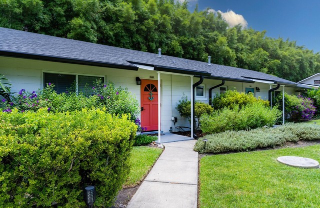 Lake Cottage with screen patio, fire pit and dock, close to downtown Mt Dora