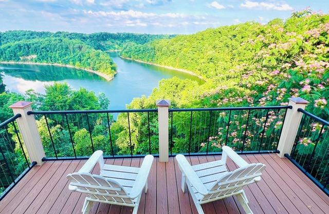 LAKE CUMBERLAND: AMAZING lake views year-round. Minutes to JAMESTOWN Marina, KY.